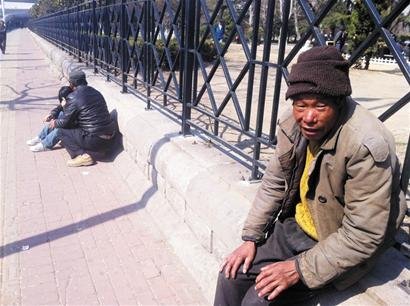 流浪漢狂奔千米跑上高架倆 勇救跳橋女郎(圖) 流浪漢狂奔千米跑上高架倆 勇救跳橋女郎(圖)
