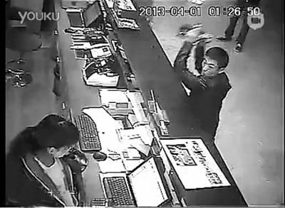 另一同行男子，操起柜臺(tái)上的擺件，用力砸向女服務(wù)員面部。