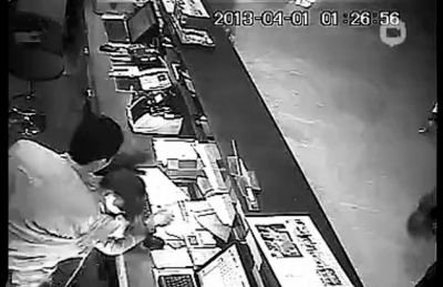 第三名白衣男子沖進(jìn)柜臺(tái)內(nèi)對(duì)女服務(wù)員一頓拳打腳踢。