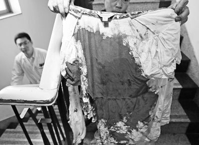 何女士的上衣被血浸透。記者楊濤攝