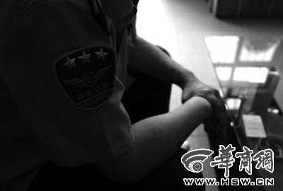 公交司機幫民警抓小偷 圍觀乘客喊耽誤時間(圖) 公交司機幫民警抓小偷 圍觀乘客喊耽誤時間(圖)