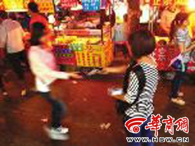 保潔員下跪磕頭阻止散發(fā)小廣告 對(duì)方無(wú)動(dòng)于衷 保潔員下跪磕頭阻止散發(fā)小廣告 對(duì)方無(wú)動(dòng)于衷