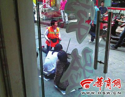 保潔員下跪磕頭阻止散發(fā)小廣告 對(duì)方無(wú)動(dòng)于衷 保潔員下跪磕頭阻止散發(fā)小廣告 對(duì)方無(wú)動(dòng)于衷