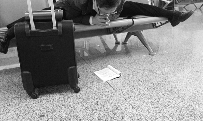 大叔機場劈一字馬看書 大叔機場劈一字馬看書