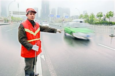 　肖慶旭師傅在事發(fā)地點(diǎn)講述經(jīng)過(guò)。記者李銳 攝