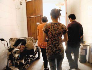 在眾人的勸說(shuō)下，娟娟跟著爸媽走出了傳銷窩點(diǎn)