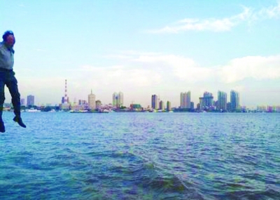 前晚，一名男子從輪渡上縱身墜入江中。@風(fēng)箏鍋發(fā)布