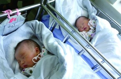 同一天出生的兩個(gè)寶寶，長(zhǎng)的也很像。（左為男弟弟，右為女姐姐）