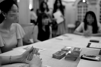 6月30日，中國(guó)企業(yè)家單身俱樂部在北京舉行富豪相親海選活動(dòng)，“考官”通過玩塔羅牌考察面試者的心理狀態(tài)。新京報(bào)記者 吳江 攝