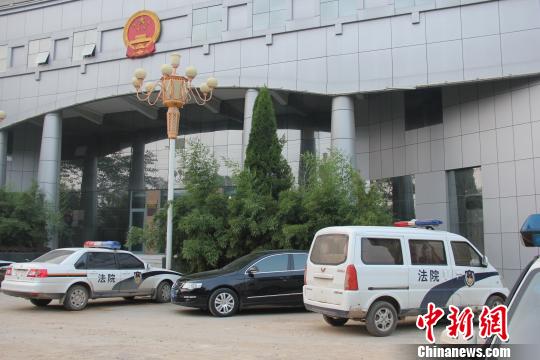 泊頭市人民法院院內仍停有無牌制式警車，涉事人員與記者沖突地點僅距法院不足50米。穆玉良 攝