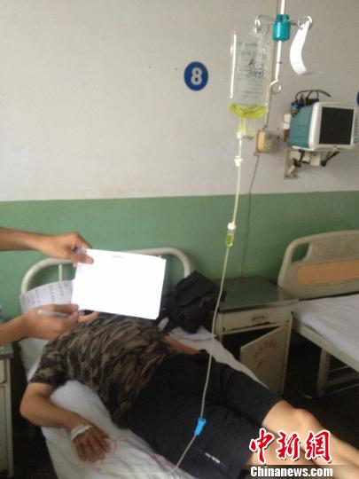 　被毆打記者正在當?shù)蒯t(yī)院接受治療，診斷顯示為腹股溝軟組織挫傷。穆玉良 攝