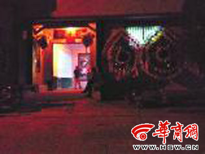 昨晚8時許，老人的大兒子的家正在辦喪事，屋外擺放著花圈 本報記者張超攝