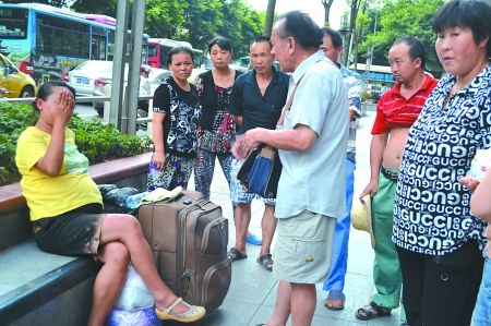 失蹤一年后被父親找到時的楊果(左一) 失蹤一年后被父親找到時的楊果(左一)