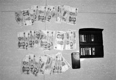 警方從搶劫嫌疑人處起獲的贓款和發(fā)令槍、子彈。警方供圖