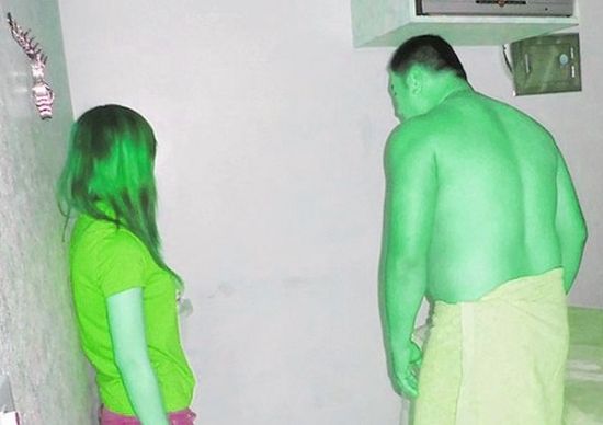 高雄黃姓男子(右)懷疑女友在“喇叭店”兼差，前往調(diào)查順便消費(fèi)時(shí)被警方逮個(gè)正著。(圖／東森新聞)