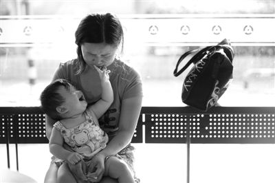 昨日，肯德基京廣中心店門口，姜女士提起跟養(yǎng)父母關(guān)系時(shí)落淚，懷中女兒笑著跟她玩。