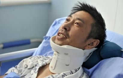 8月25日，交警周寶來(lái)躺在病床上。