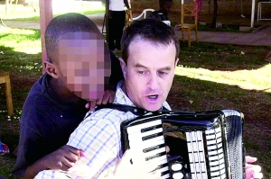 西蒙·伍德在教孩子唱歌，歡樂(lè)的歌聲掩蓋不住邪惡的目的。