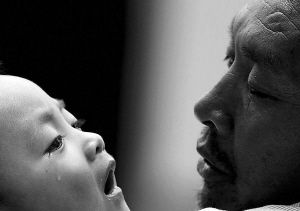 小憲揚(yáng)看著爺爺，眼角流下了淚水