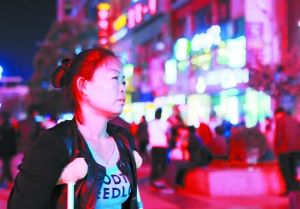 走在燈火闌珊的蘭州街頭，史女士迷茫無助。