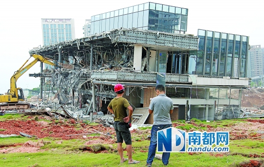 傾塌的售樓中心昨日拆除。南都記者 徐文閣 攝
