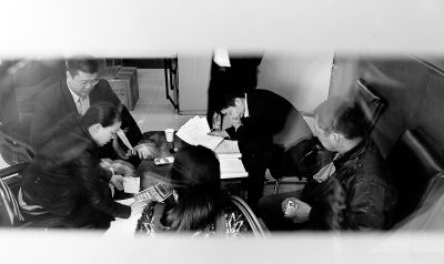 今天上午，喜隆多接待處內(nèi)，市場(chǎng)管理方與商戶核對(duì)租金和抵押金數(shù)目