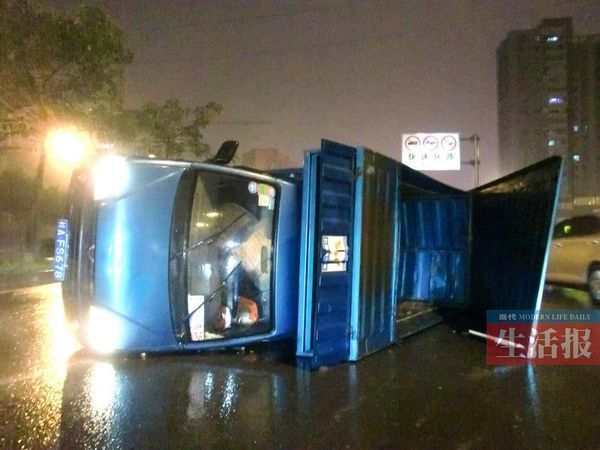 小貨車側(cè)翻現(xiàn)場。
