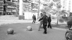 就為了搬這個石墩，男子打傷了兩個保安