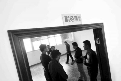  副經理室裝修得相當豪華，稱得上“土豪”級別