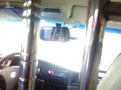 從后視鏡里可以看到的哥睡著了 從后視鏡里可以看到的哥睡著了