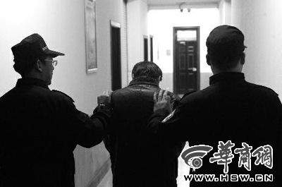 　昨日，西安市長延堡派出所，砍傷醫(yī)生的插隊患者已被警方控制 本報記者 張喆 攝