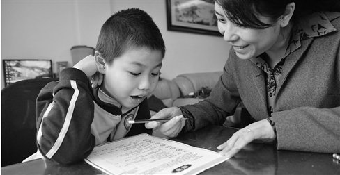 10歲絕癥男孩無(wú)法行走 八位老師輪流上門送課 10歲絕癥男孩無(wú)法行走 八位老師輪流上門送課