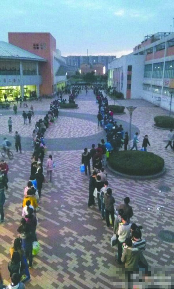 24日傍晚，川大江安校區(qū)浴室前排隊(duì)“盛況”