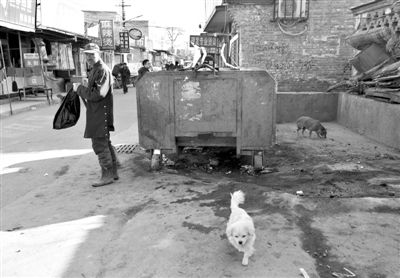 昨日，村民在通州區(qū)馬駒橋的這個(gè)垃圾箱旁，發(fā)現(xiàn)一被棄男嬰，急救人員趕到后確認(rèn)男嬰已死亡。新京報(bào)記者 黃月 攝