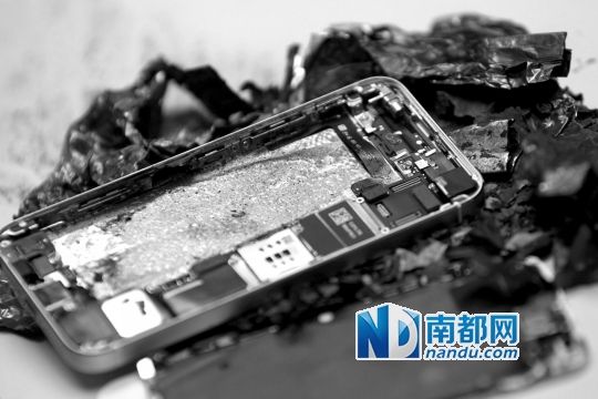 于先生的新iPhone5S手機(jī)直接“爆”廢。 南都記者劉有志攝