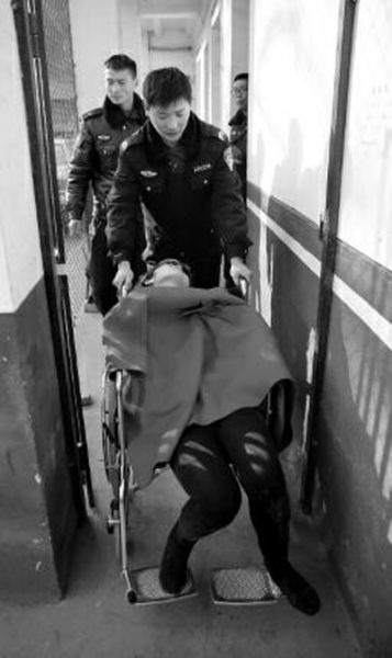 昨日，派出所民警帶女駕駛員賈某去醫(yī)院做檢查 記者 陳團結(jié) 攝