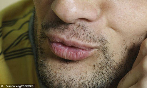 好色劫匪搶劫珠寶后親吻老板娘，留下的口水DNA成為了落網(wǎng)證據(jù)。