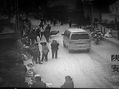 監(jiān)控錄像顯示，劉某側身行走時不慎跌倒，王某途經此處時將其扶起（圖中畫圈處） 通訊員 何春地 攝