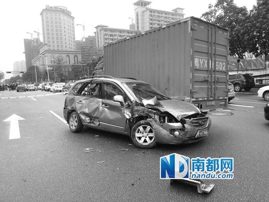 司機肇事逆行逃逸撞16輛車 逃跑被阻錘擊交警 司機肇事逆行逃逸撞16輛車 逃跑被阻錘擊交警