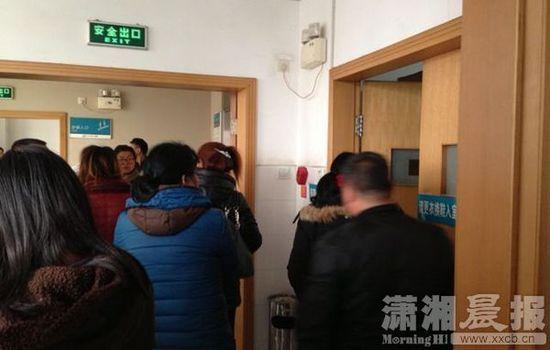 ICU搶救室前家屬。圖|瀟湘晨報(bào)記者 陳斌