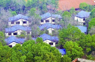 公園爛尾豪華別墅被當(dāng)公廁 曾計(jì)劃建度假村 公園爛尾豪華別墅被當(dāng)公廁 曾計(jì)劃建度假村