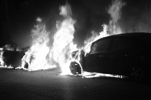 大火吞噬了路邊的車 通訊員供圖 大火吞噬了路邊的車 通訊員供圖