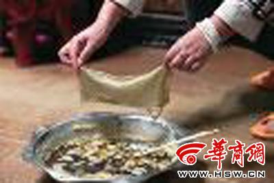 　　昨日，店方讓顧客觀看該火鍋制作時(shí)的監(jiān)控錄像本組圖片由本報(bào)記者黃利健攝