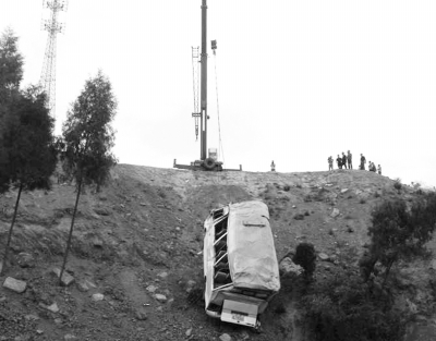 四川19名學生當群眾演員拍戲 歸途中乘車墜坡 四川19名學生當群眾演員拍戲 歸途中乘車墜坡