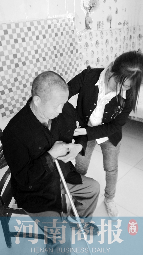 為了方便照顧爸爸，曾現(xiàn)春在學校旁邊租了一間房子