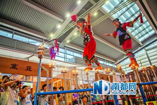 2號(hào)展館，苗族姑娘表演踩燈泡絕技《電光玫瑰》，赤腳踩上40瓦的燈泡并做出高難度動(dòng)作。 南都記者 霍健斌 攝