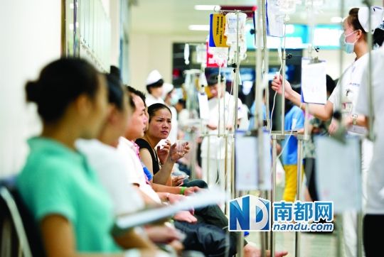 醫(yī)院走道坐滿了打吊針的員工。