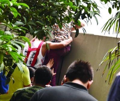 2小時(shí)后，該包工頭終于被抱下來(lái)了。