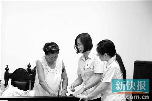 白春榮簽領(lǐng)國(guó)家賠償款。通訊員供圖