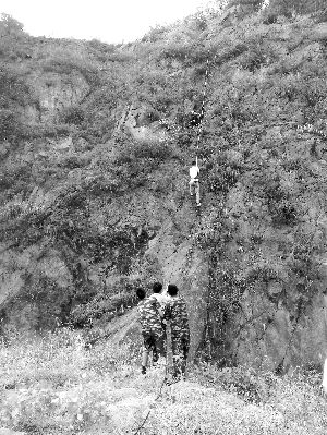 經(jīng)過三個半小時的緊張救援，半山腰的男子被成功救下 消防供圖